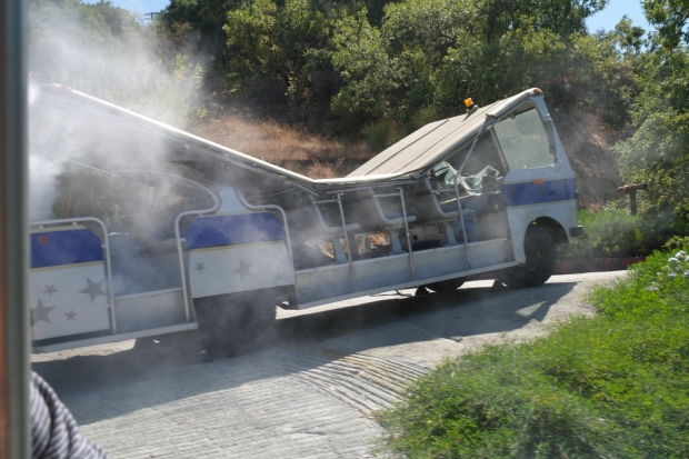Autobusik wycieczkowy zniszczony przez T-Rexa :)
