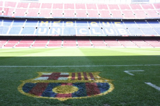 Herb FC Barcelona na murawie i trybuny