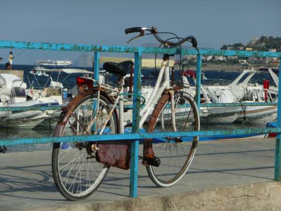 Mondello - rower przypięty do molo