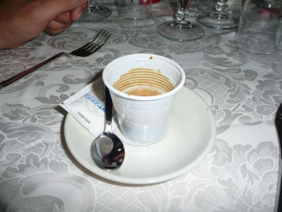 Espresso w plastikowym kubeczku