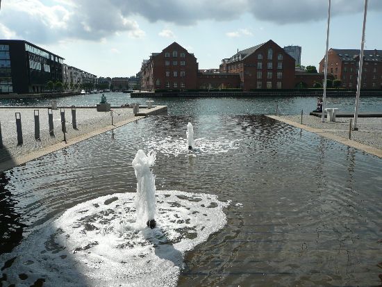Kopenhaga - fontanny spływające do kanału